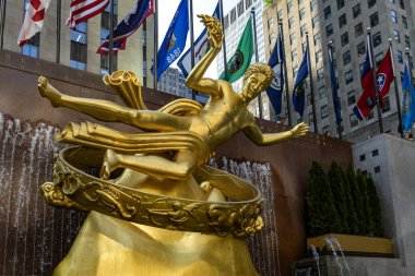 Rockefeller Center 'ın heykeli ve anıtı, buz pateni pistinin önünde, bu Manhattan' daki en büyük gökdelenlerden biri, New York 'un kalbinde,.