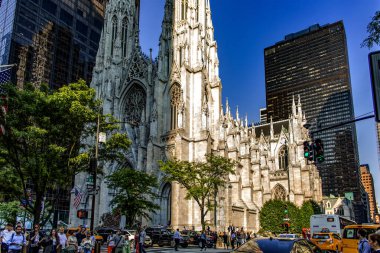 New York, ABD; 31 Mayıs 2023: Büyük Elma 'daki St. Patrick Katedrali, Manhattan' daki Beşinci Cadde 'de yer almaktadır. Çok sinematik bir yer ve dünya çapında bilinen bir yer..