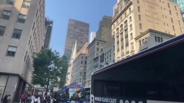 ニューヨーク アメリカ 12月 2023 その超高層ビルとマンハッタンの中心部 ビッグアップルの中心部に人々や車の交通の謎と素晴らしいフィフス アベニュー — ストック動画