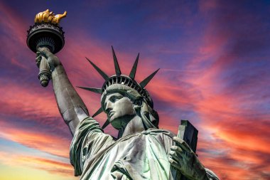 New York, ABD; 1 Haziran 2023: Büyük Elma 'da büyük meşalesini tutan Özgürlük Heykeli.