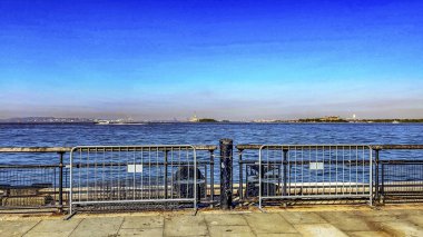 Battery Park Slip 6 iskele yürüyüşü, New York 'ta Clinton Kalesi' nin yanında, Büyük Elma 'nın bu tarafından Özgürlük Heykeli' ne gidebilirsiniz..