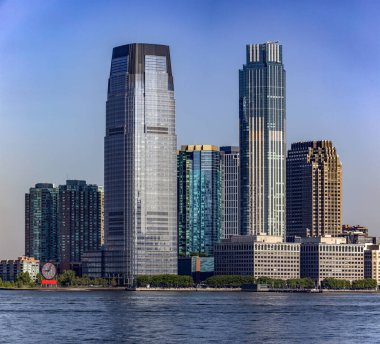 New York 'un ünlü gökdelenleri Manhattan' ın mavi gökyüzüne uzanır..