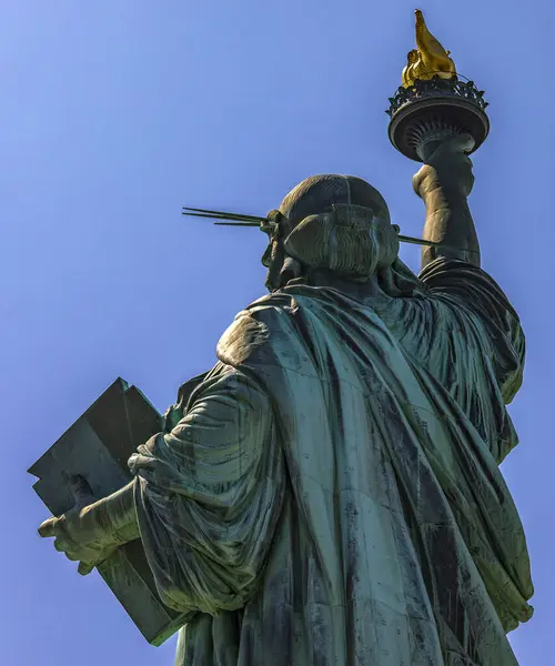 Gran Foto Trasera Estatua Libertad Sosteniendo Antorcha Día Soleado Manhattan — Foto de Stock