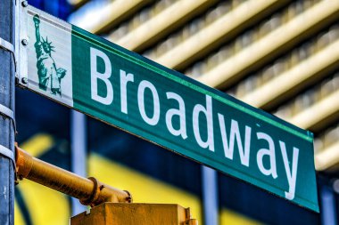 New York 'ta New York' un göbeğinde, Manhattan 'ın göbeğindeki ünlü Broadway sokağının sembolü.).