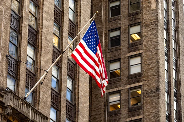 Beautiful Big American Flag Flying Skyscraper Buildings Manhattan District Big — Stock Photo, Image