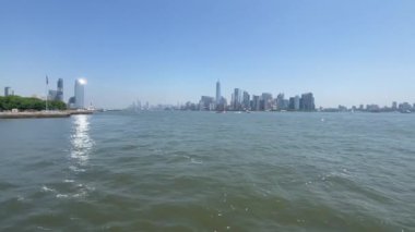 New York Körfezi 'nde yelken açmak, arka planda New York silueti, güneşli, mavi bir Manhattan gününde..