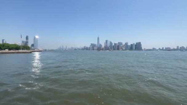 Navegando Baía Nova York Com Horizonte Big Apple Fundo Dia — Vídeo de Stock