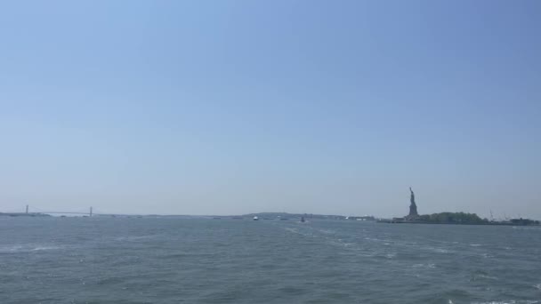 Navegando Bahía Nueva York Con Horizonte Gran Manzana Estatua Libertad — Vídeo de stock