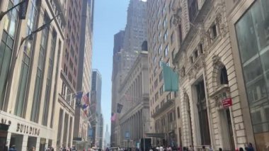 New York, ABD; 18 Aralık 2023: Manhattan 'ın finans bölgesi olan Wall Street bölgesinin gökdelenleri arasında yürümek.