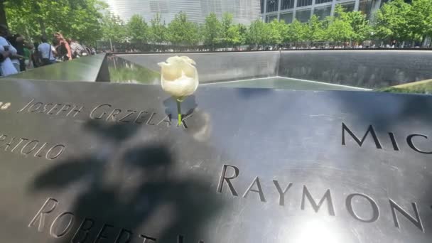 ニューヨーク アメリカ 2023年12月18日 ニューヨークの9月11日のテロ攻撃で破壊されたツインタワーの場所の犠牲者に敬意を表 — ストック動画