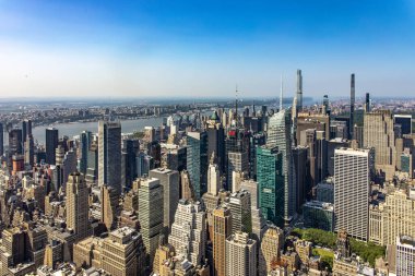 New York, ABD; 1 Haziran 2023: Empire State Binası 'nın gözlem güvertesinden görüldüğü gibi, Büyük Elma' nın gökdelenlerinin fotoğrafı.