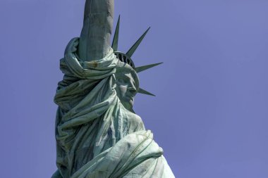 New York (ABD) ve Büyük Elma 'nın demokratik sembolü, tacıyla birlikte Özgürlük Heykeli' nin inanılmaz fotoğrafıdır..