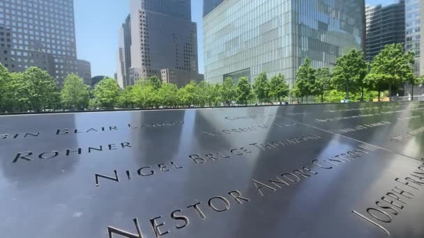 ニューヨークの9月11日のテロ攻撃で破壊されたツインタワーの場所の犠牲者に敬意を表します — ストック動画