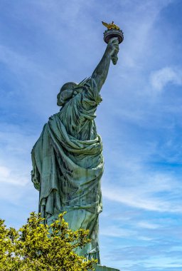New York 'taki (ABD) inanılmaz ve demokratik Özgürlük Heykeli' nin fotoğrafı, sıcak ve mavimsi bir Büyük Elma gününde, tipik bir Manhattan.