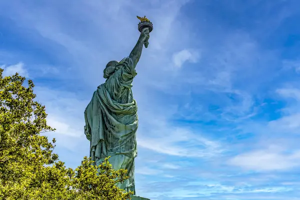 New York 'taki Özgürlük Anıtı (ABD), sıcak ve mavimsi bir Büyük Elma gününde, tipik bir Manhattan.