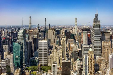 New York, ABD; 1 Haziran 2023: Empire State Binası 'nın gözlem güvertesinden görüldüğü gibi Büyük Elma' nın gökdelenleri.