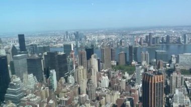 New York 'un en ünlü gökdelenlerinden biri olan Empire State Binası' ndan Manhattan gökdeleninin keyfini çıkarıyoruz.).