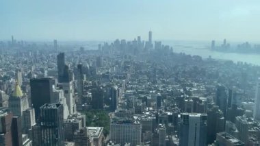 New York 'un en ünlü gökdelenlerinden biri olan Empire State Binası' ndan görülen Manhattan silueti (ABD)).