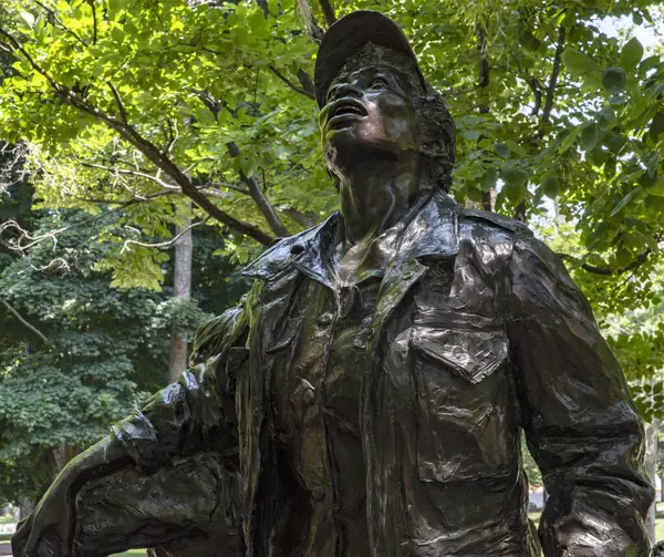 Vietnam Kadın Anıtı, ABD 'nin başkenti Washington' daki Ulusal AVM 'de Vietnam Savaşı' nda görev yapmış Amerikalı kadınlara adanmıştır..