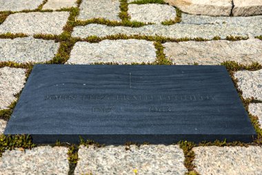ABD Başkanı John F. Kennedy 'nin Washington DC' deki Arlington Ulusal Askeri Mezarlığı 'ndaki mezarı.).