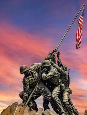 Washington D.C., ABD; 2 Haziran 2023: Şafakta Amerikan bayrağını taşıyan Deniz Piyade Muharebesi Iwo Jima Savaş Anıtı 'nın düzgün fotoğrafı.