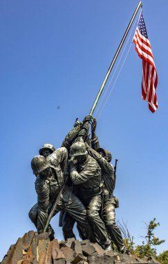 Birleşik Devletler Deniz Piyade Teşkilatı 'nın dikey fotoğrafı Arlington, Washington DC' deki Iwo Jima Savaş Anıtı 'nda güzel mavi bir gökyüzünün altında..