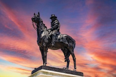 ABD Başkanı Ulysses S. Grant 'in 18. anıtı, ABD' nin başkenti Washington 'da bulunan güneş doğuşunda veya batışında.