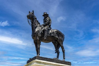 ABD Başkanı Ulysses S. Grant 'in Washington DC' deki Capitol yakınlarında bulunan heykeli ve anıtı.).
