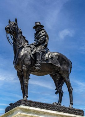 Heykelin dikey fotoğrafı ve ABD Başkanı Ulysses S. Grant 'e ait anıt, Washington DC' de bulunan Capitol yakınlarında bulunmaktadır (ABD).).