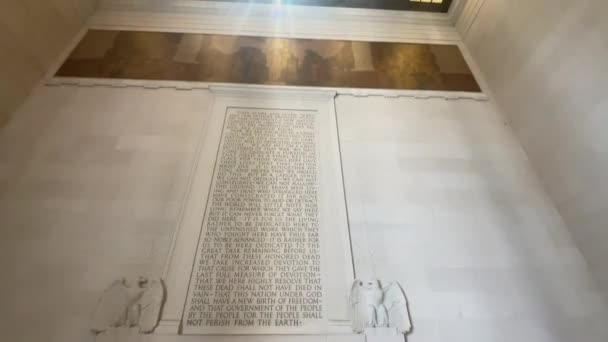 2023年12月27日 亚伯拉罕 林肯总统在林肯纪念堂内的墙上发表就职演说 — 图库视频影像