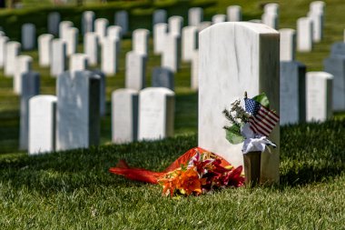 Arlington Ulusal Mezarlığı 'ndaki beyaz mermer mezar, Washington DC' de bir askeri mezarlık, Amerika Birleşik Devletleri 'nin başkenti..
