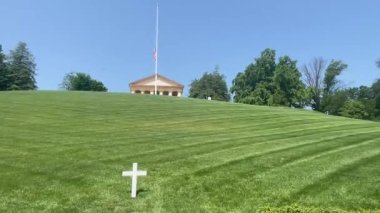 Washington DC 'deki Arlington ABD Askeri Mezarlığı' nın tepesinde Yunan Uyanışı tarzı bir malikane ve tarlada beyaz bir haç.