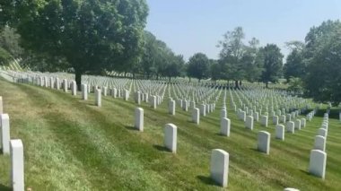 Arlington Ulusal Mezarlığı 'nın devasa panoramik manzarası, askeri dünyanın en ünlü mezarlığı, Washington DC' de (ABD) yer almaktadır.).