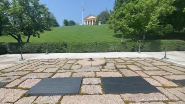 位于华盛顿特区的阿灵顿国家军事公墓的一座永远的烈焰熊熊的肯尼迪总统陵墓 — 图库视频影像