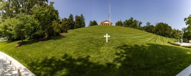 Washington DC (ABD); 2 Haziran 2023: Arlington Ulusal Askeri Mezarlığı 'ndaki bilinmeyen asker ve panteonun mezarının panoramik görüntüsü.