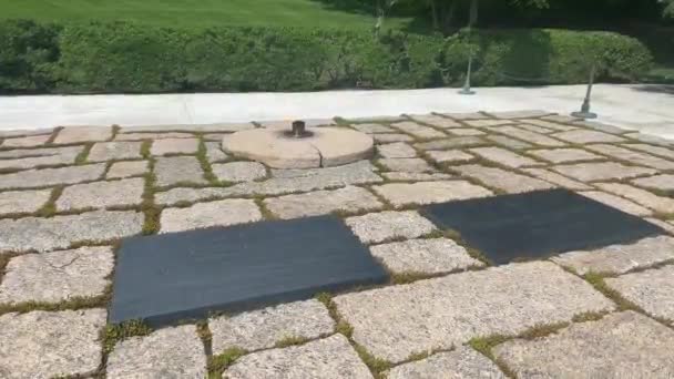 Две Могилы Джона Кеннеди Жены Вечным Огнем Мемориала Арлингтонского Национального — стоковое видео