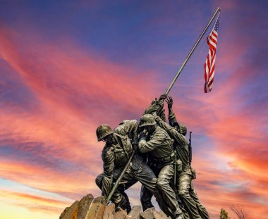 Washington D.C., ABD; 2 Haziran 2023: Iwo Jima Deniz Piyade Muharebesi yeni bir günün şafağında Amerikan bayrağını taşıyor..