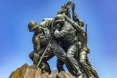 Birleşik Devletler Deniz Piyadeleri Iwo Jima Savaş Anıtı Arlington, Washington DC 'de (Virginia), güzel mavi gökyüzünün altında.