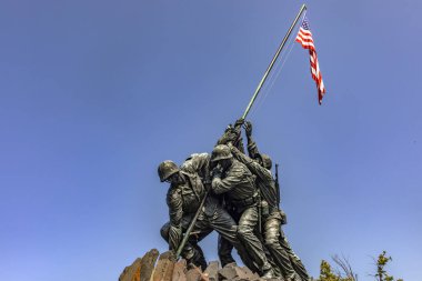 ABD Deniz Kuvvetleri Iwo Jima Savaş Anıtı Arlington, Washington DC 'de (Virginia), ABD bayrağı taşımaktadır..