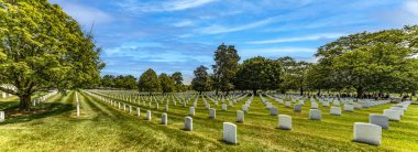 Washington DC, ABD; 2 Haziran 2023: Arlington Ulusal Askeri Mezarlığı 'nda gömülü asker ve askeri personel sıralarının panoramik görünümü.