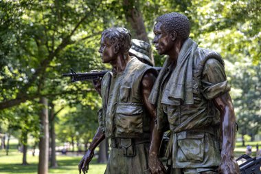 Üç askerin anıtı ve bronz heykeli, Washington DC 'deki Vietnam gazilerinin anısına dikildi..