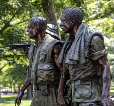 Washington DC, ABD 'deki Ulusal AVM' deki Vietnam Gazileri Anıtı anıtının dikey fotoğrafı ve bronz heykeli.