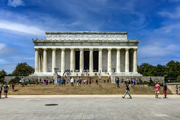 Washington DC, ABD; 2 Haziran 2023: ABD başkentindeki National Mall Memorial 'da oturan Abraham Lincoln anıtı.