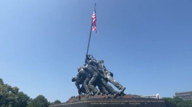 Washington D.C., ABD; 24 Aralık 2023: Amerikan bayrağını taşıyan kahraman askerlerle Iwo Jima Deniz Kuvvetleri Muharebesi.