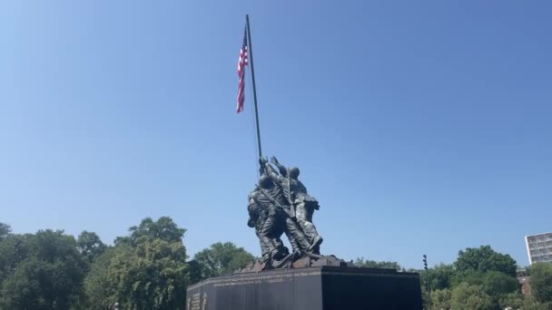 美国华盛顿特区 2023年12月24日 硫磺岛战役海军陆战队阵亡将士纪念碑 带着英雄士兵的旗帜 带着鲜血和荣誉 — 图库视频影像