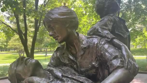 越南妇女纪念馆 Vietnam Women Memorial 纪念在越南战争中服役的美国妇女 位于美国华盛顿特区的国家购物中心 — 图库视频影像