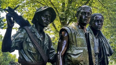 Üç askerin anıtı ve bronz heykelinin fotoğrafı, Washington DC, ABD 'deki Ulusal AVM' de Vietnam Gazileri Anıtı.