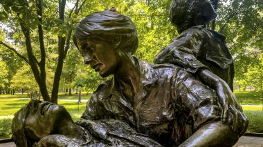 Vietnam Savaşı 'nda görev yapmış Amerikalı kadınlara adanmış Vietnam Kadınları Anıtı, Washington DC, ABD' deki Ulusal AVM 'de yer almaktadır..