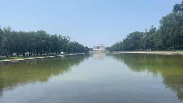 华盛顿 国家广场上为纪念美国第十六任总统亚伯拉罕 林肯而设计的水池和庙宇 — 图库视频影像