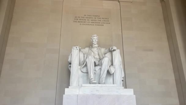 ワシントンDcのナショナルモール記念館で椅子に座っているエイブラハム リンカーンの記念碑と彫像 — ストック動画